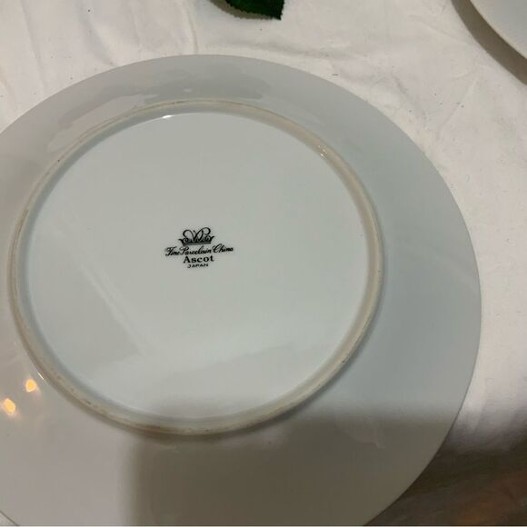 Fine Porcelain China Ascot Set of 2 White Dinner Plates 10 1/4" Japan A11 - Picture 6 of 8